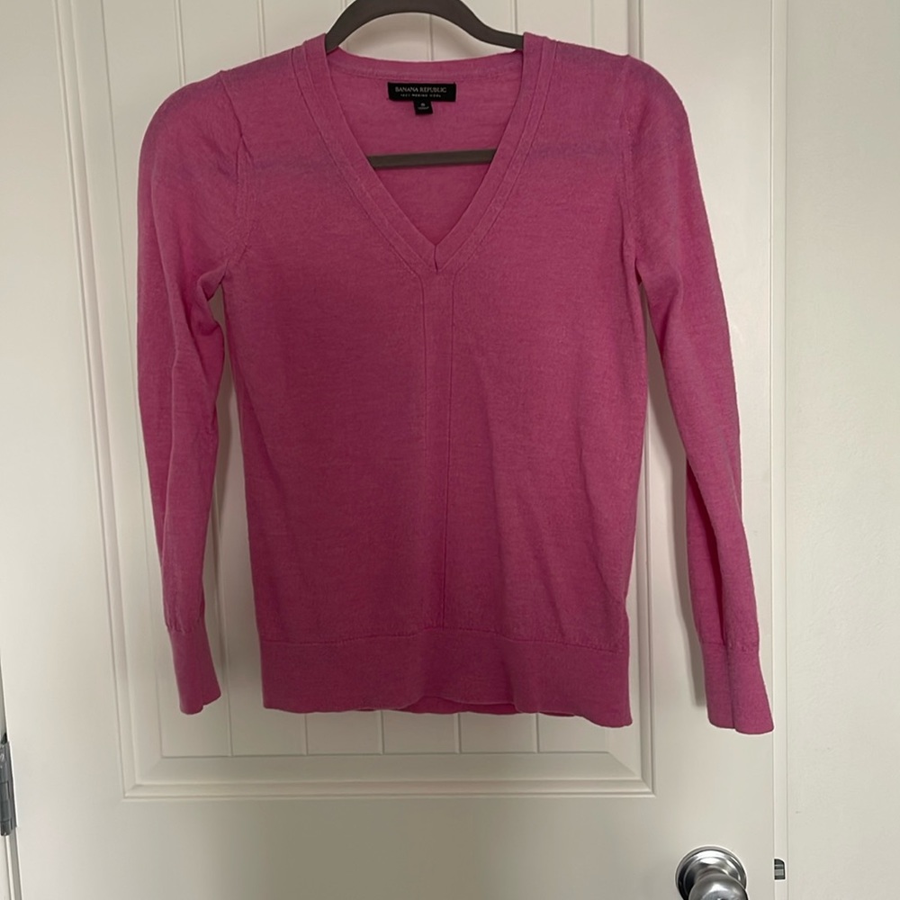 Banana Republic pink v-neck sweater. 100% merino wool. Excellent condition